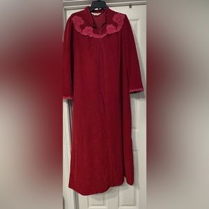 Vintage Vanity Fair Gown Zip Fleece House Dress is a size Medium.
